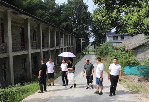 贵州民族大学汪威教授到湖北长石矿旧址考察指导工作